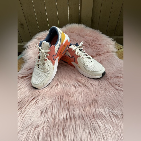 Nike White and Red Athletic Shoes with Air Max Design - Picture 5 of 10